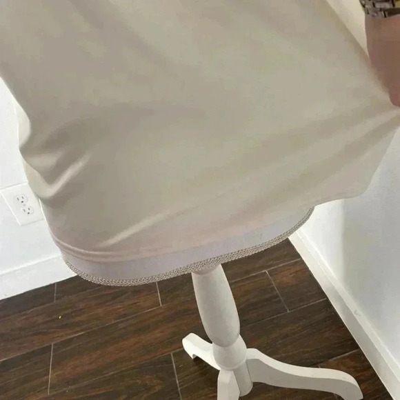 White embroidered patch flower tank top. - Picture 4 of 4